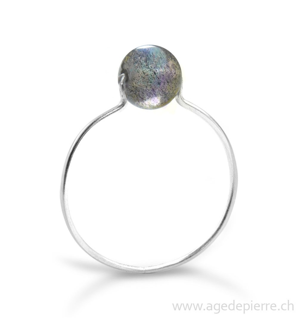 Bague labradorite avec anneau fin en argent